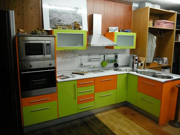 Puertas Hoyo cocina naranja y verde